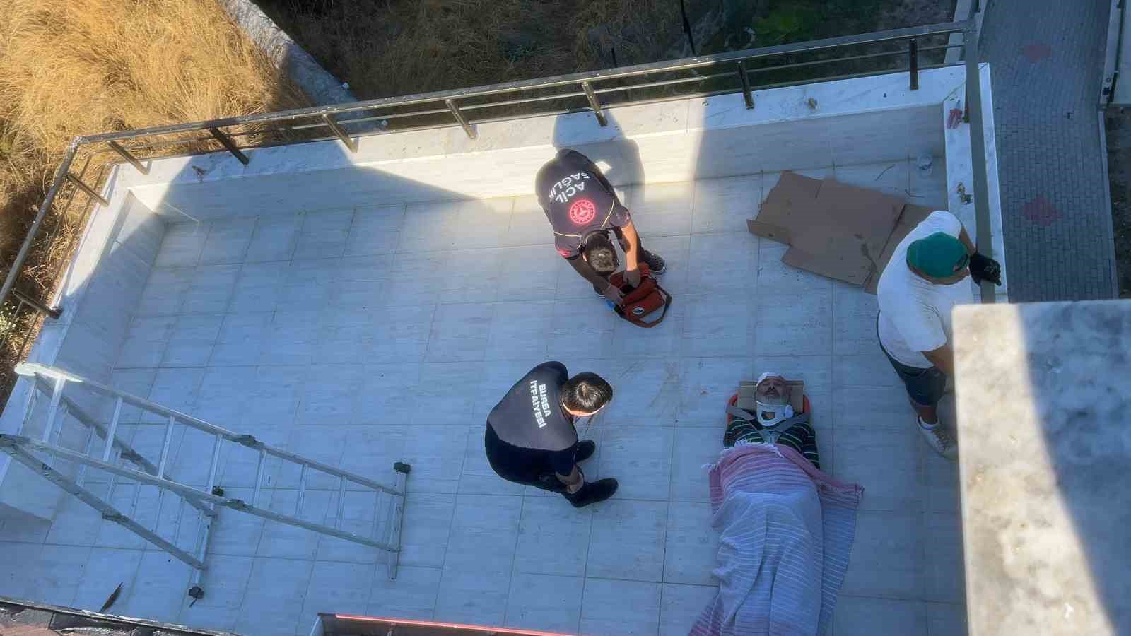Bursa’da tadilat sırasında balkona düşen işçi yaralandı