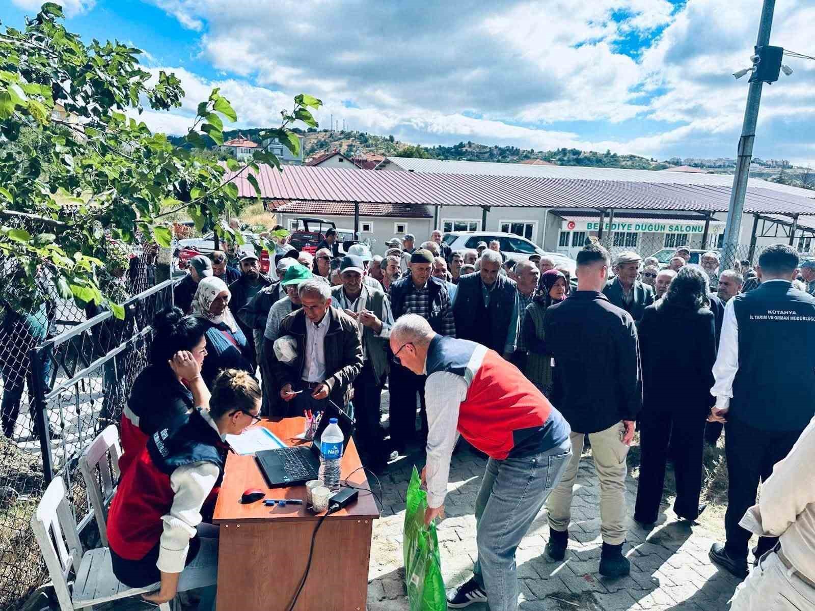 Pazarlar’da kiraz ve vişne üreticilerine yüzde 50 hibeli bordo bulamacı desteği