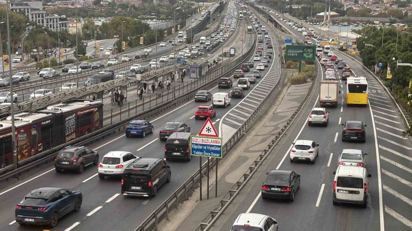 Megakent güne trafikle uyandı: Trafik yoğunluğu yüzde 71’e ulaştı
