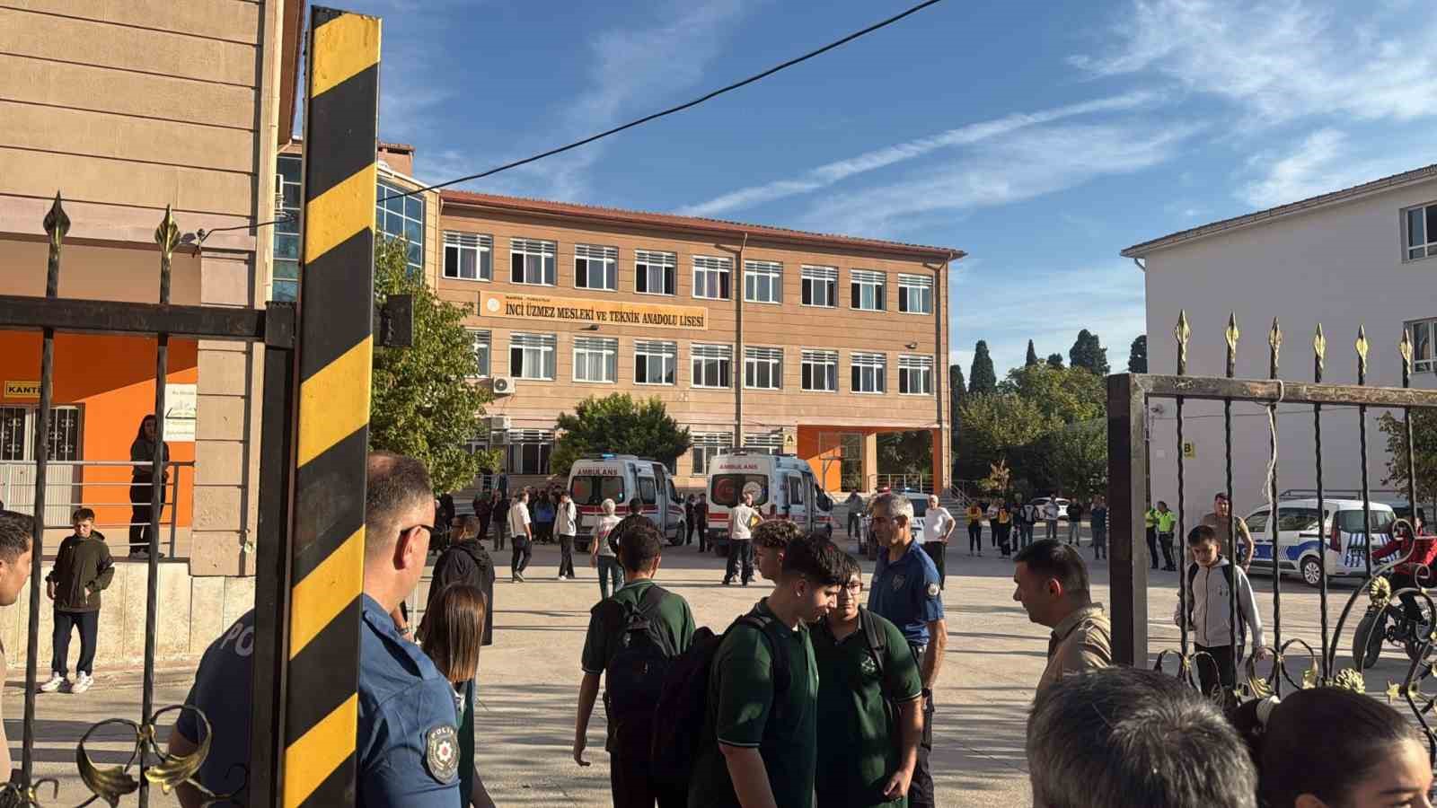 Veliler silah seslerinin yükseldiği okula akın etti