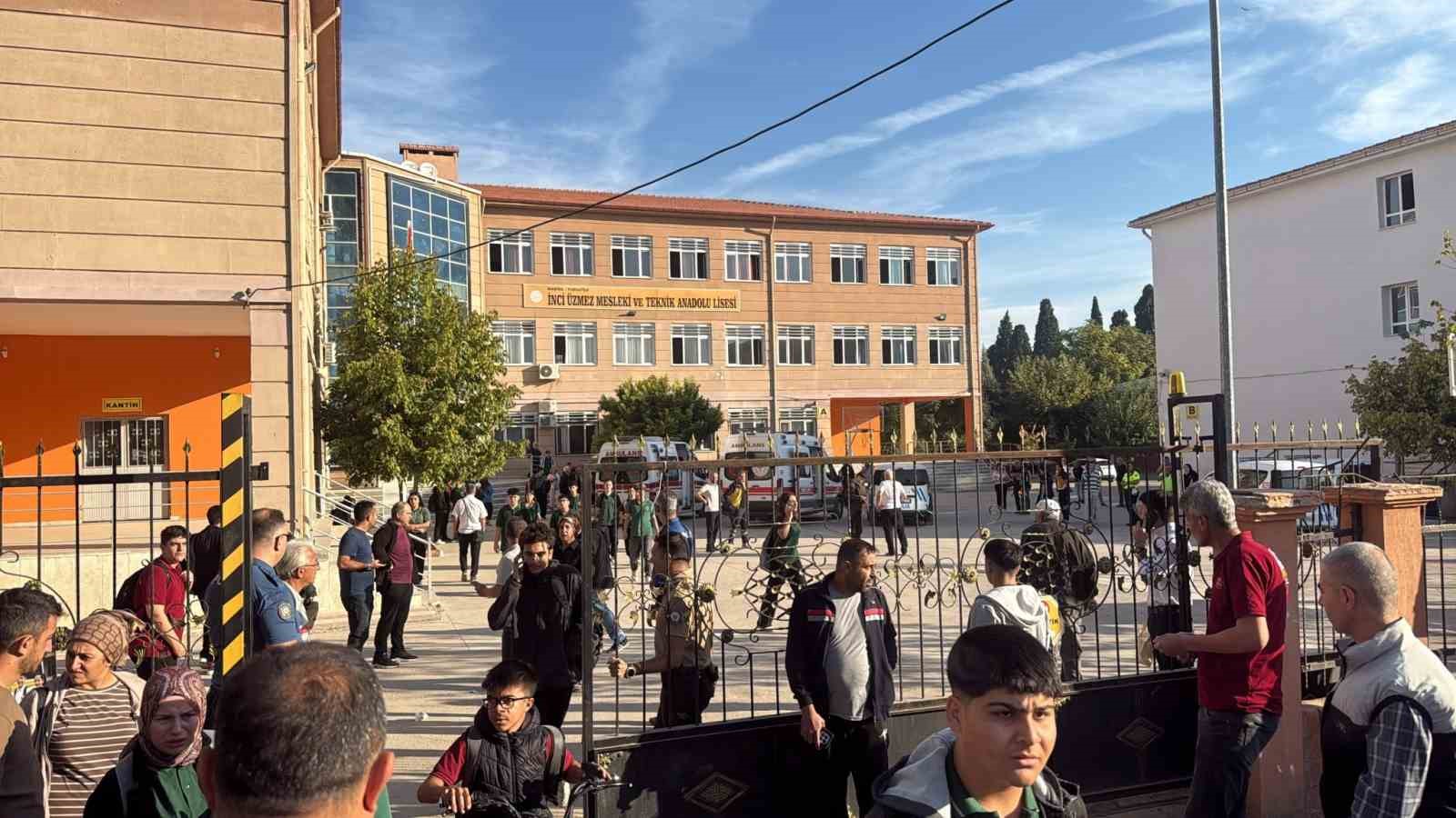 Veliler silah seslerinin yükseldiği okula akın etti