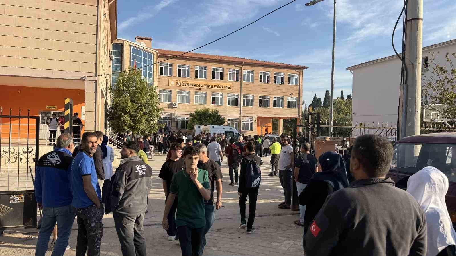 Veliler silah seslerinin yükseldiği okula akın etti