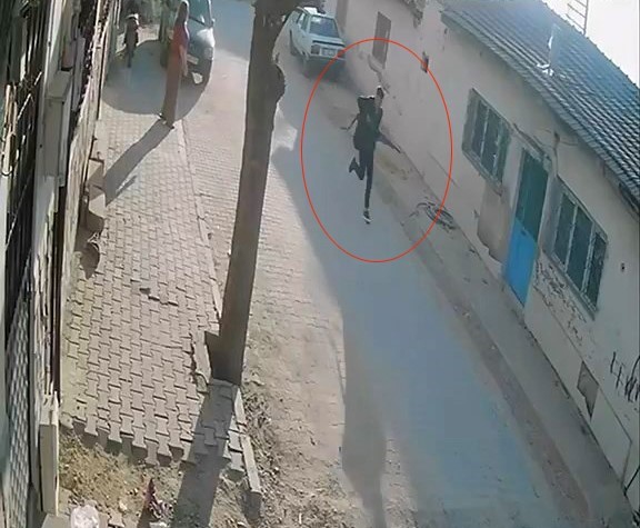 Veliler silah seslerinin yükseldiği okula akın etti