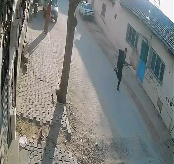 Veliler silah seslerinin yükseldiği okula akın etti