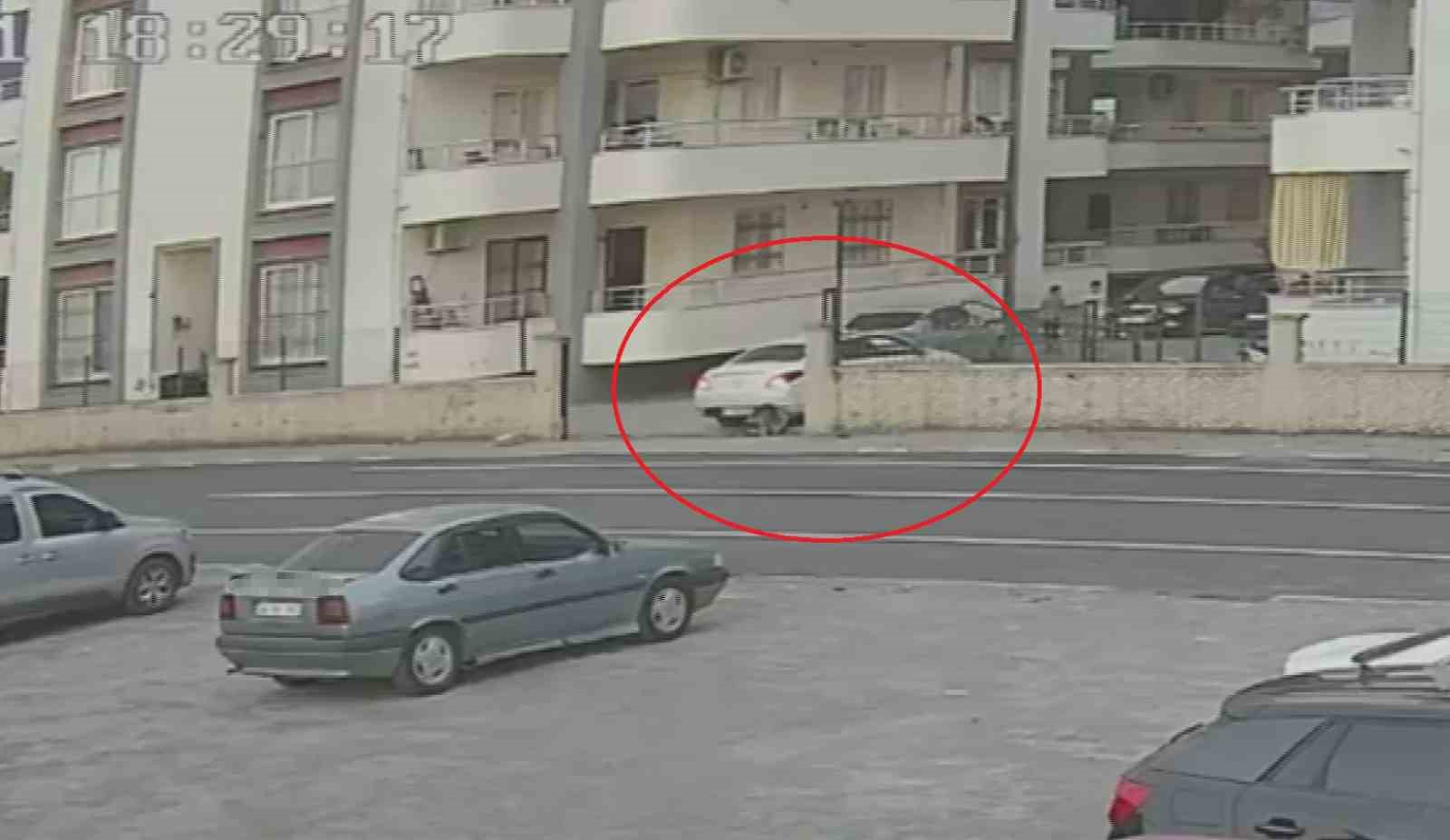 Oyun oynayan 4 yaşındaki çocuk, geri manevra yapan otomobilin altında kaldı