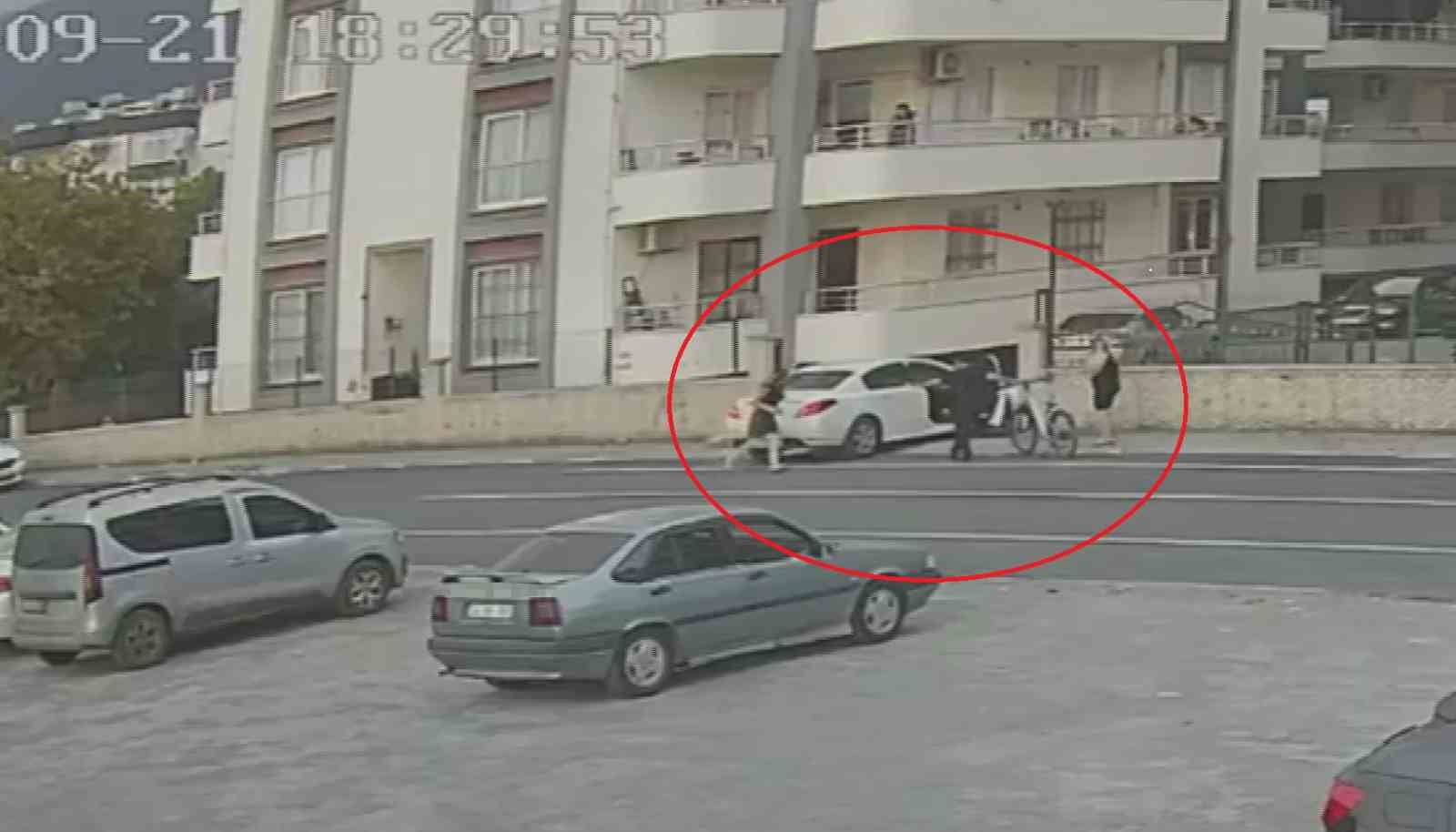 Oyun oynayan 4 yaşındaki çocuk, geri manevra yapan otomobilin altında kaldı
