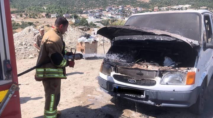 Antakya’da minibüsün motorundan alevler yükseldi
