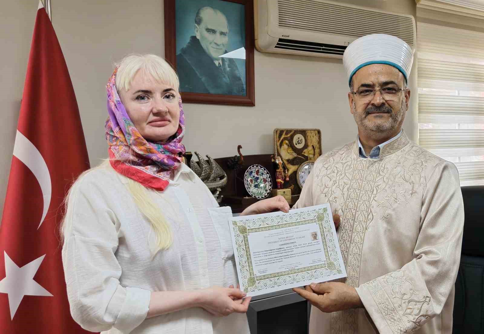 Rus kadın Müslüman oldu: "Kendi kalbimle, içten İslamiyet’i kabul etmeyi seçtim"