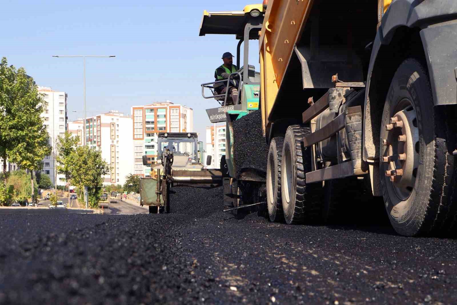 Kayapınar ve Bağlar’da 2 cadde 10 bin 400 ton asfaltla yenilendi