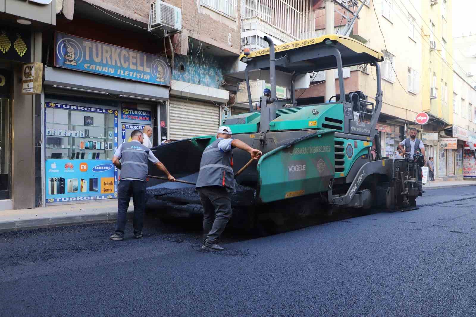 Kayapınar ve Bağlar’da 2 cadde 10 bin 400 ton asfaltla yenilendi