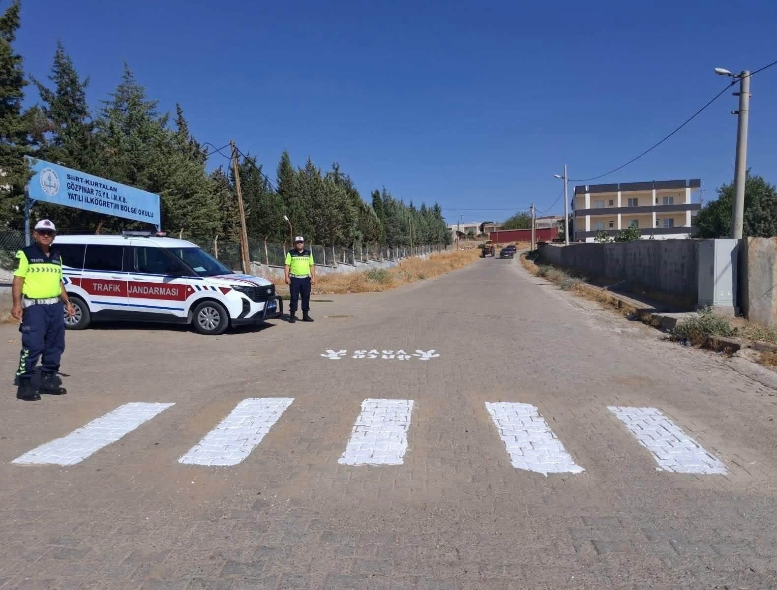 Kurtalan’da okul önlerinde yaya geçidi çalışması