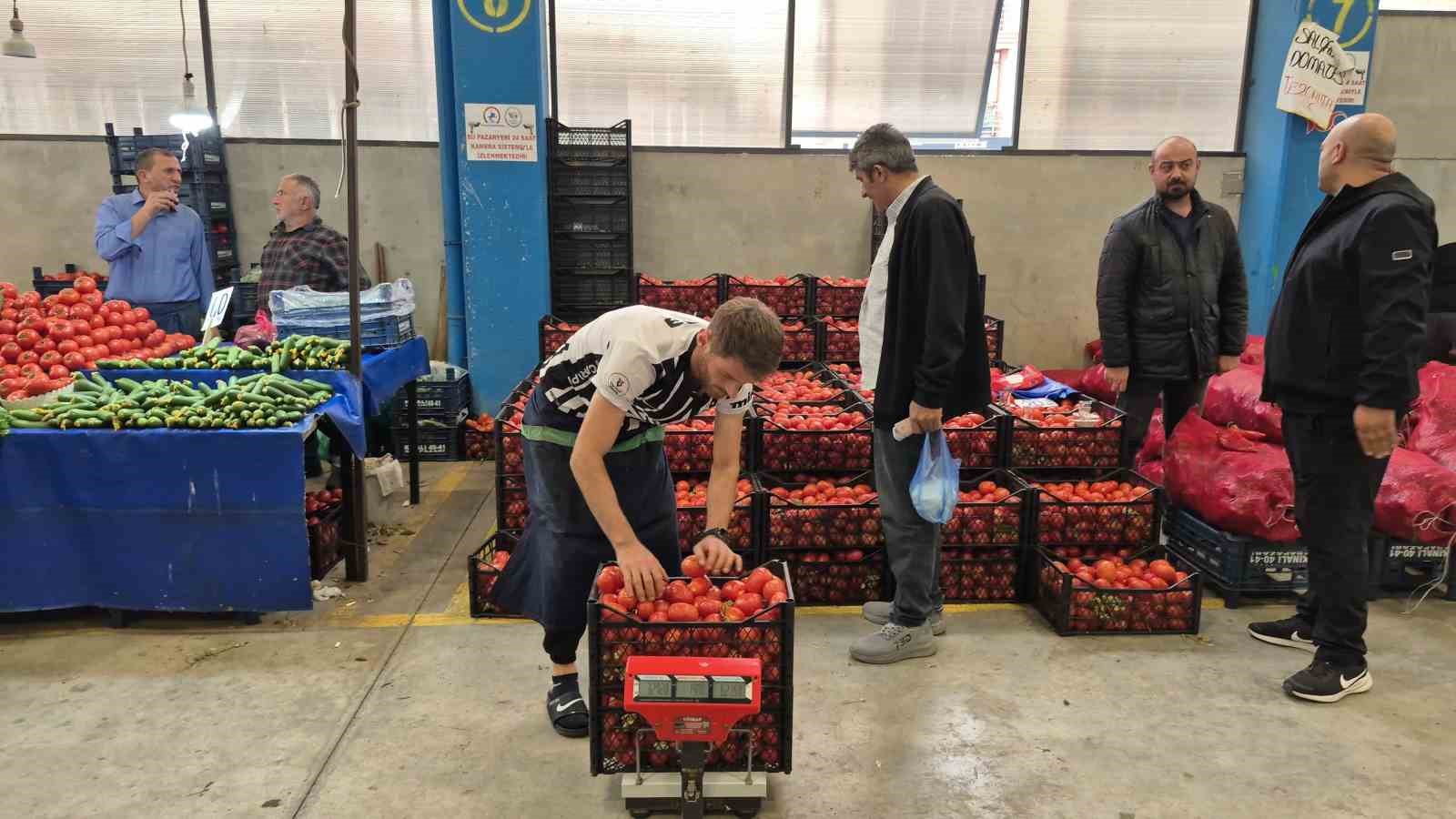 Düzce’de semt pazarlarında kışlık hazırlık yoğunluğu yaşanıyor
