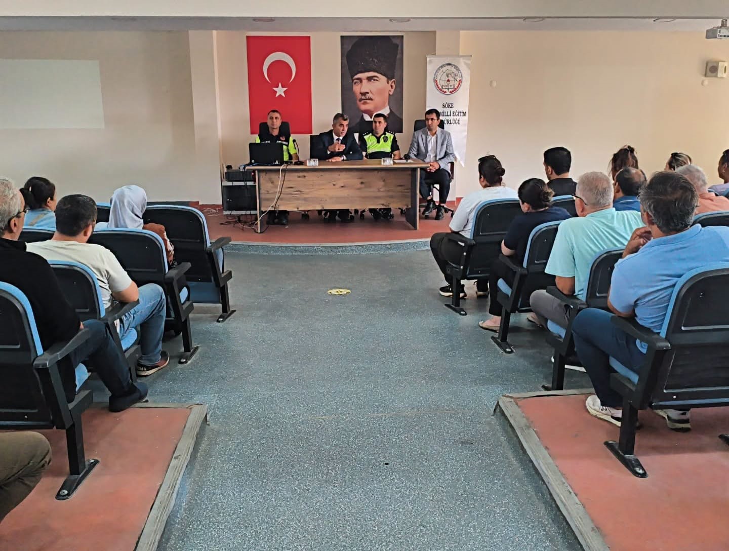 Söke’de öğrenci servis şoförleri ve rehber personele trafik eğitimi