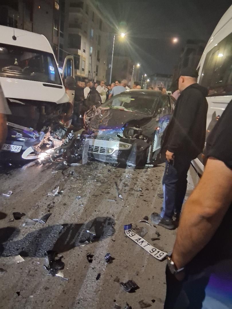 Çerkezköy’de otomobil ve minibüs çarpıştı