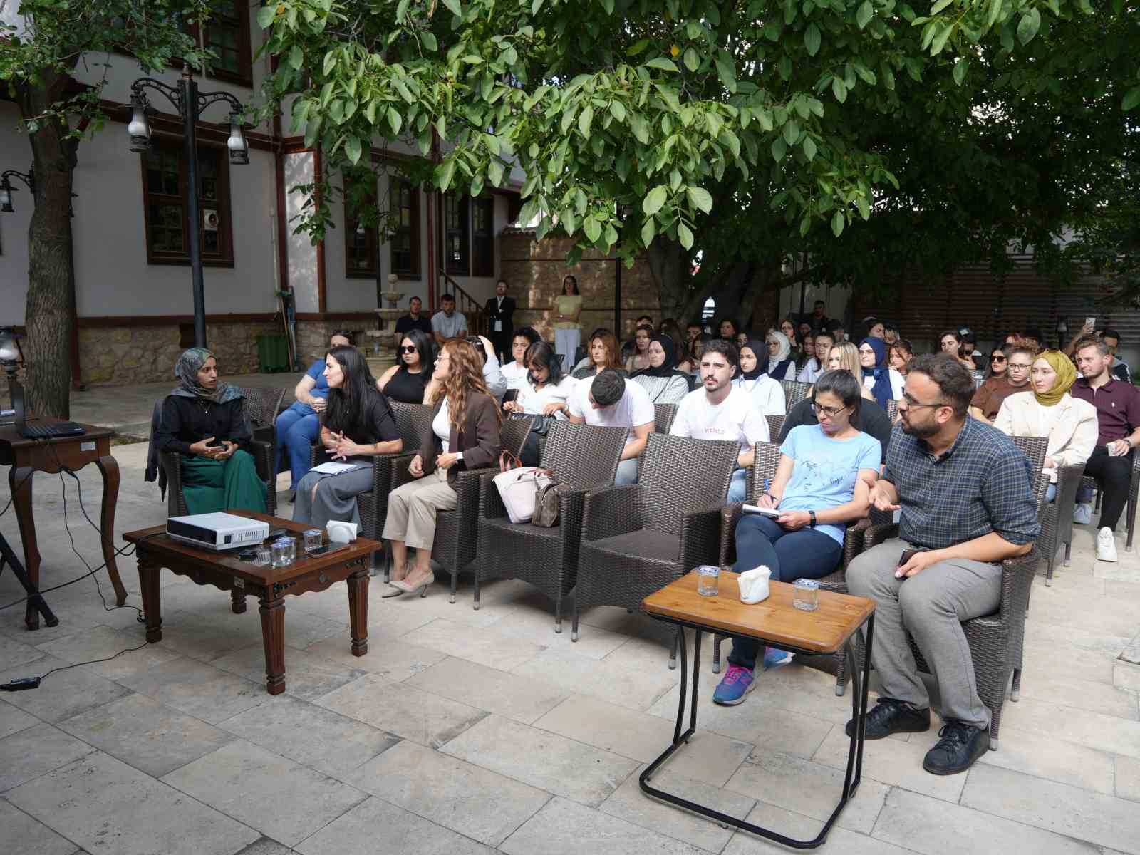 Filistinli akademisyen Gazzeli öğrencilerin zorluklarını anlattı