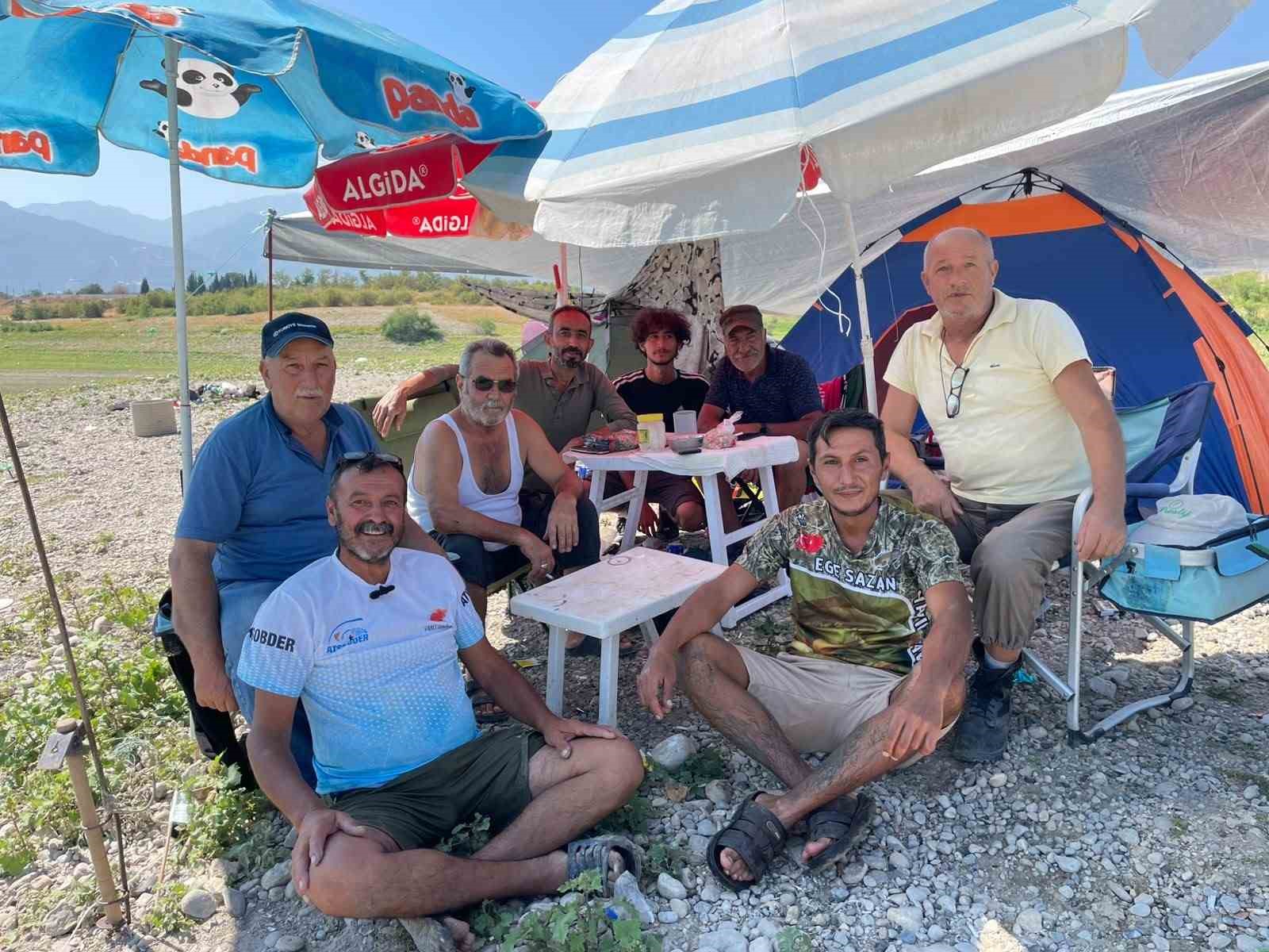 Baraj gölündeki iki dev yayın balığı oltaya takıldı