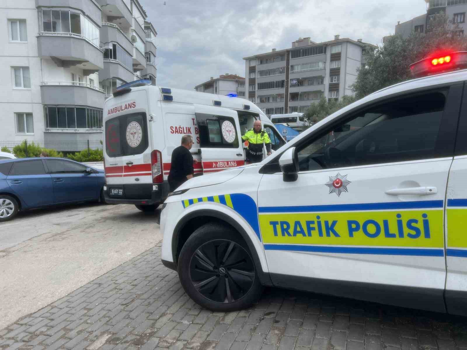 Bursa’da kuryenin önüne aniden çıkan araç kazaya neden oldu