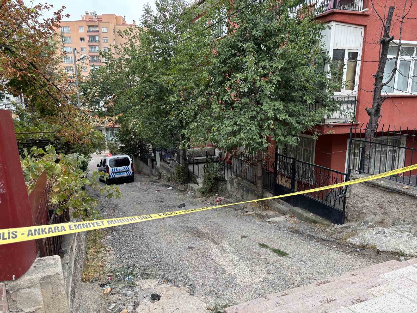 Ankara’da üç arkadaşını öldürüp intihar eden zanlının komşusu: "Polislere, ’Üç kişiyi öldürdüm, beni uyuşturucuya alıştırdılar, müebbet hapis yatamam’ dedi"