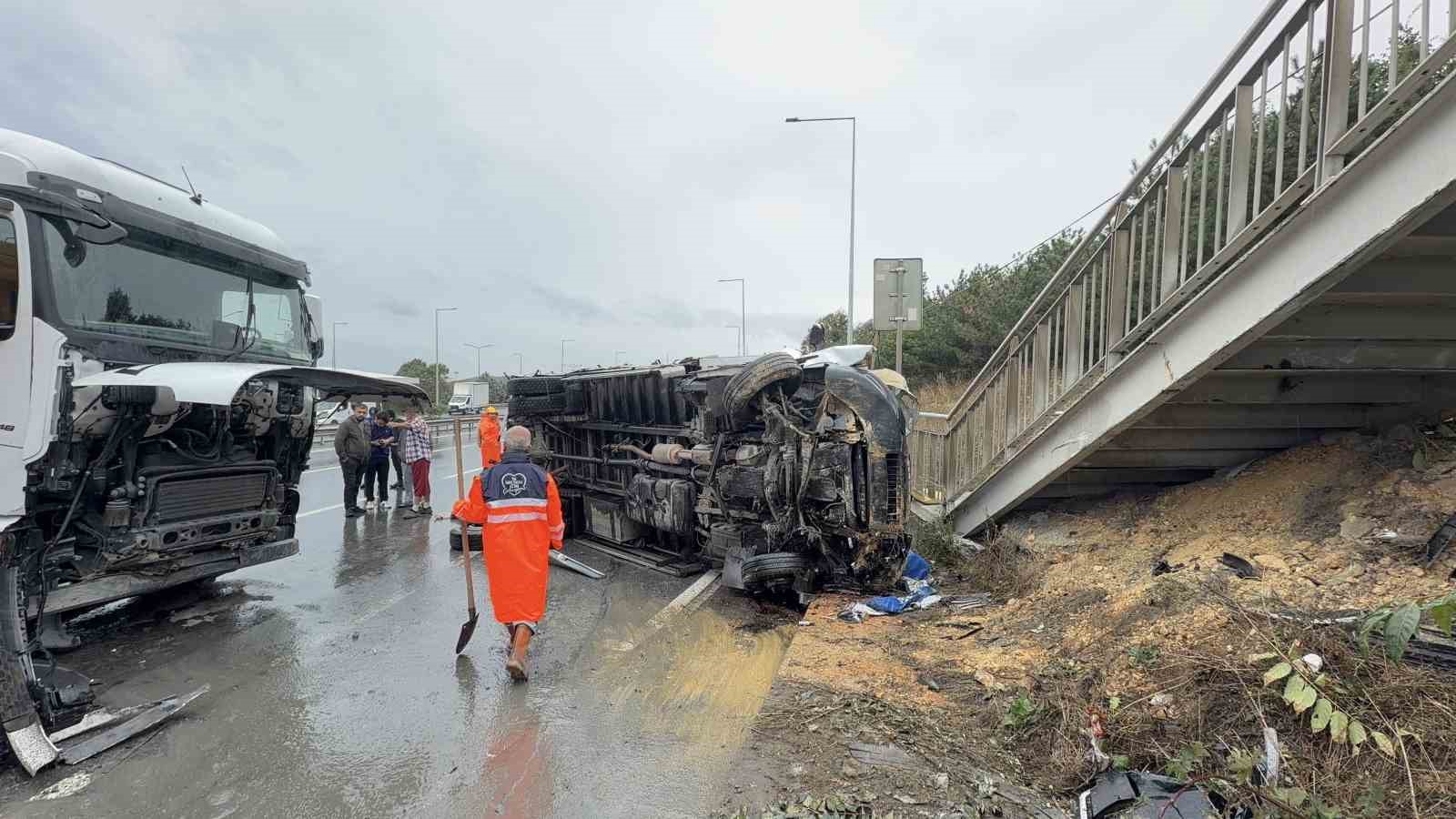 Arnavutköy’de yağışlı havada kaza: 2 yaralı