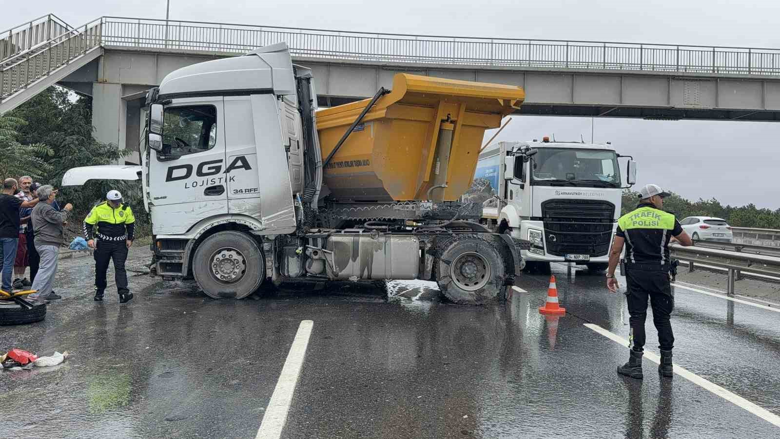 Arnavutköy’de yağışlı havada kaza: 2 yaralı
