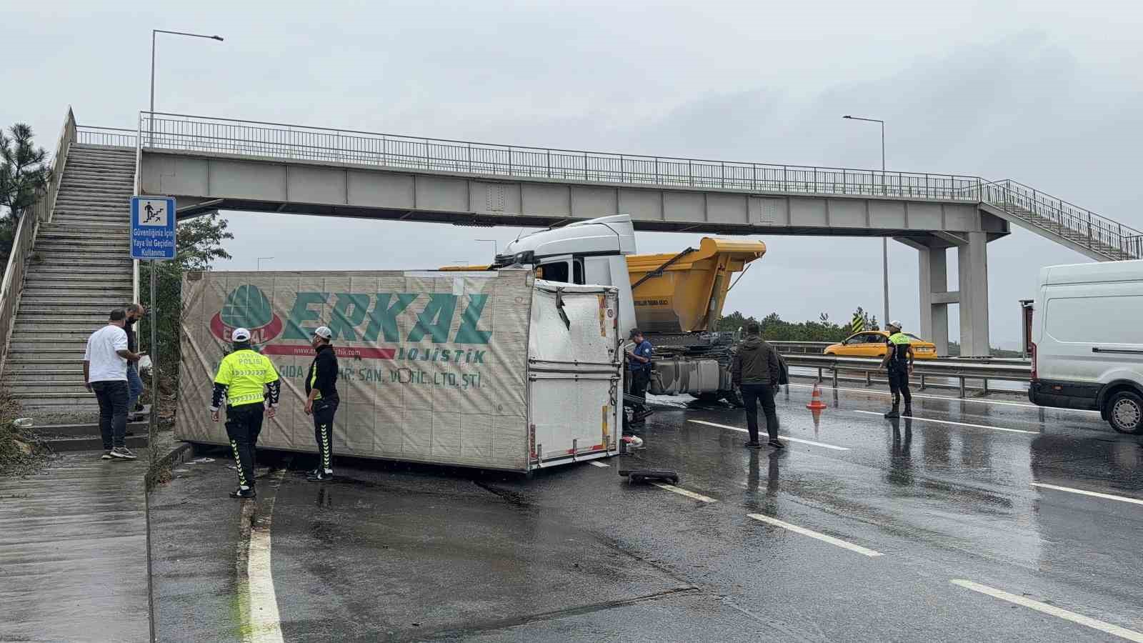 Arnavutköy’de yağışlı havada kaza: 2 yaralı
