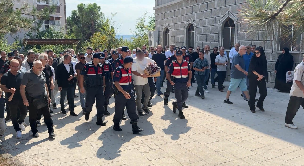 Bir babanın en zor sınavı: Kazada ölen bebeğinin tabutunu böyle taşıdı