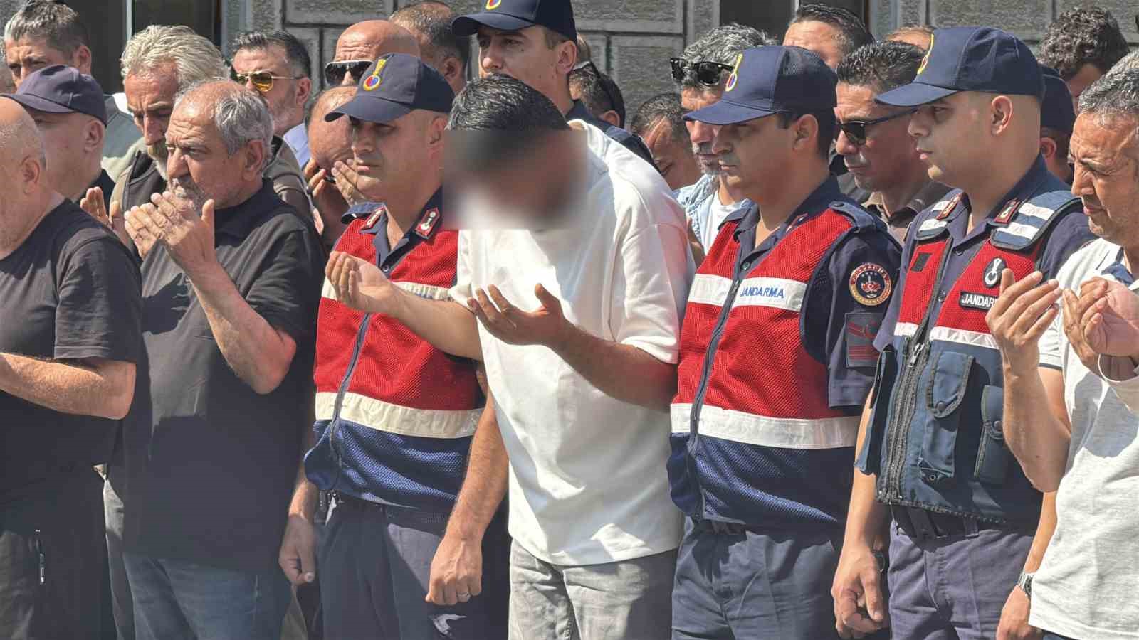 Bir babanın en zor sınavı: Kazada ölen bebeğinin tabutunu böyle taşıdı