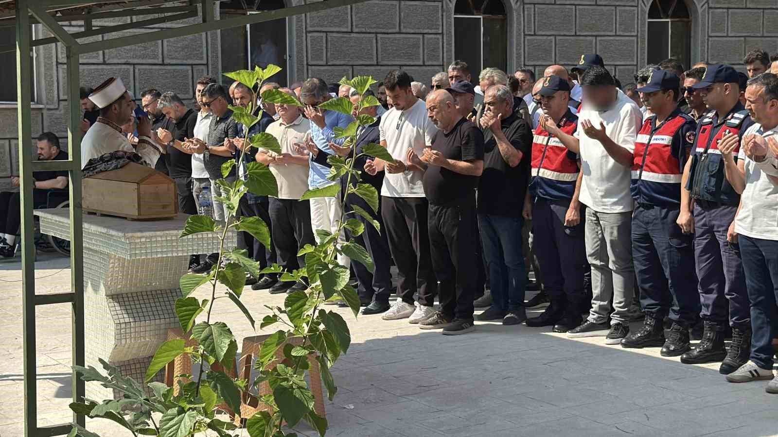 Bir babanın en zor sınavı: Kazada ölen bebeğinin tabutunu böyle taşıdı