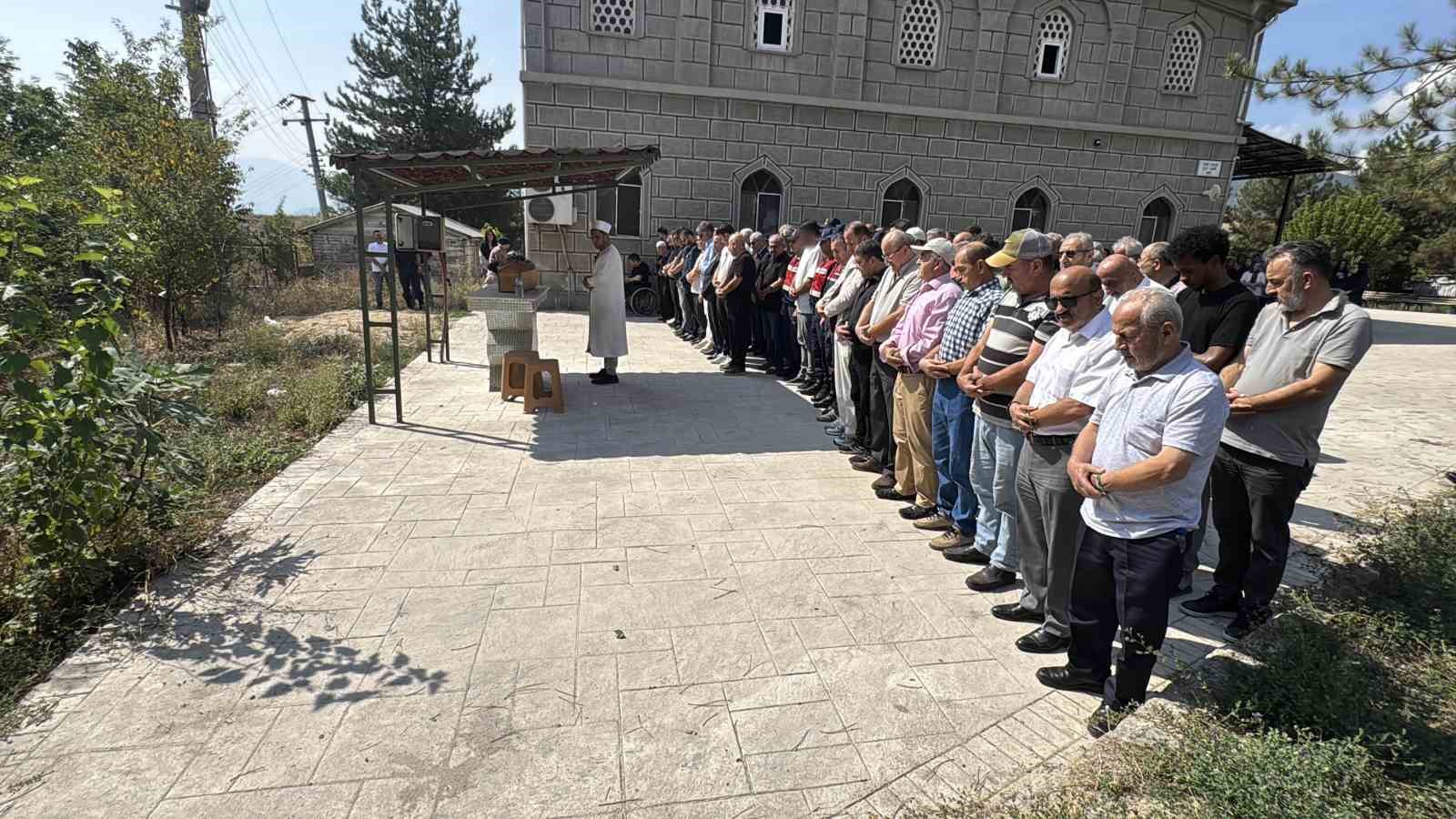 Bir babanın en zor sınavı: Kazada ölen bebeğinin tabutunu böyle taşıdı