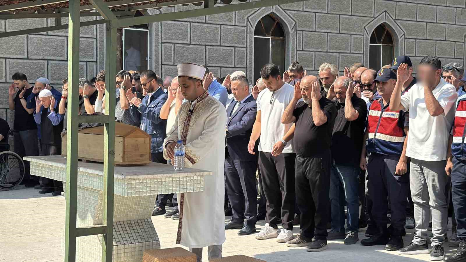 Bir babanın en zor sınavı: Kazada ölen bebeğinin tabutunu böyle taşıdı