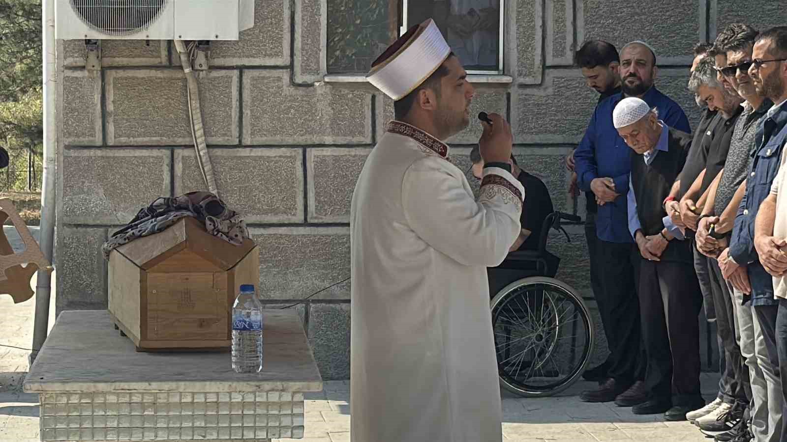 Bir babanın en zor sınavı: Kazada ölen bebeğinin tabutunu böyle taşıdı