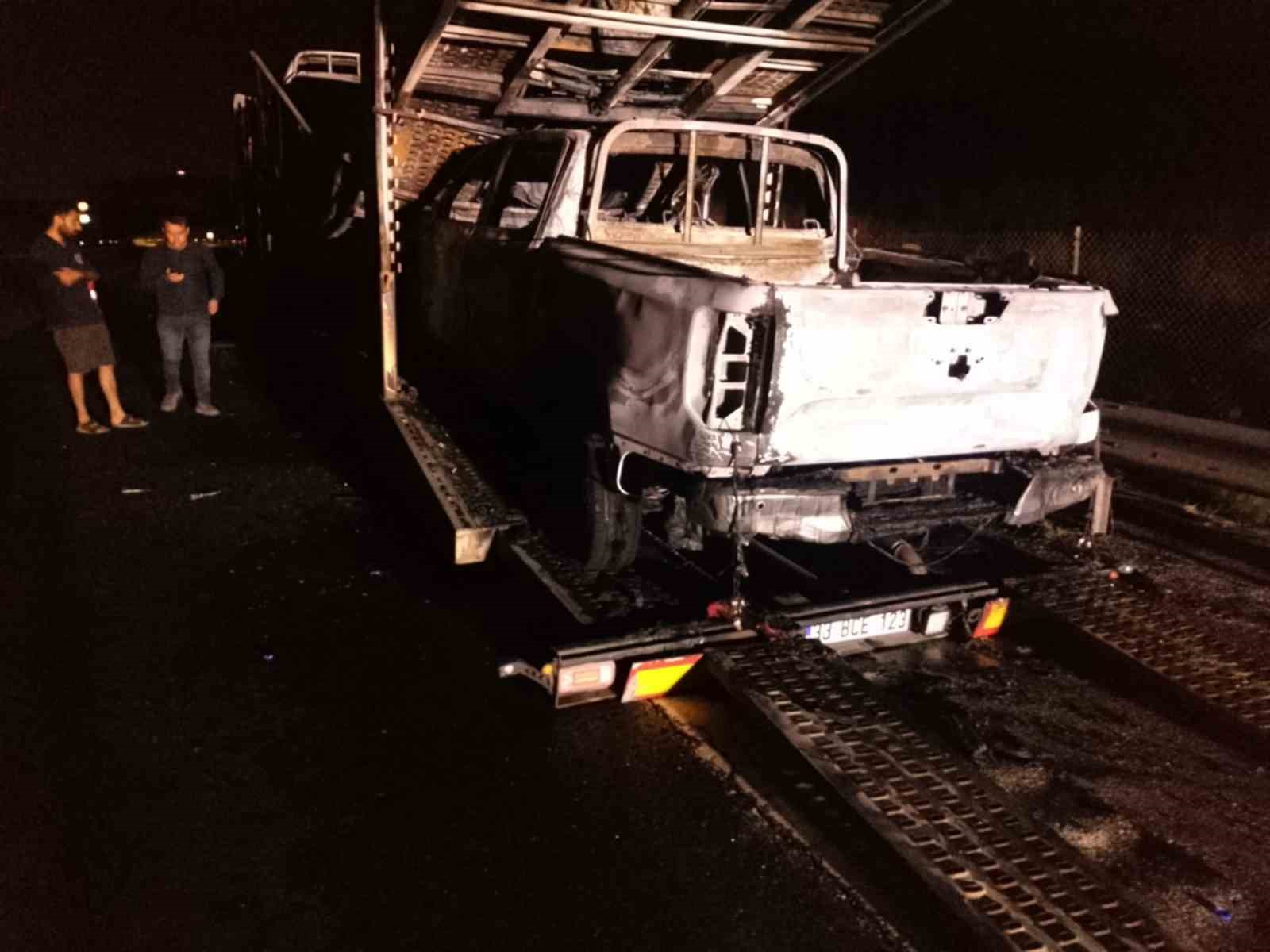 Osmaniye’de sıfır araç taşıyan tır yandı: 4 pikap küle döndü