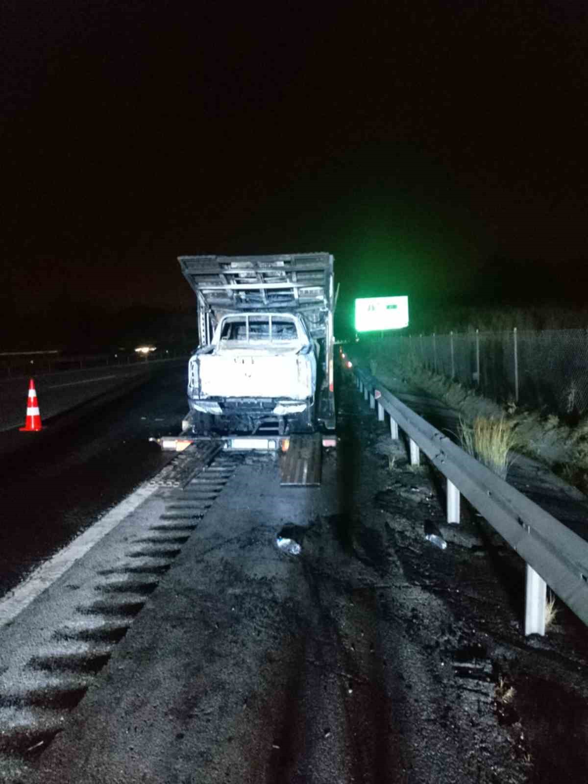Osmaniye’de sıfır araç taşıyan tır yandı: 4 pikap küle döndü