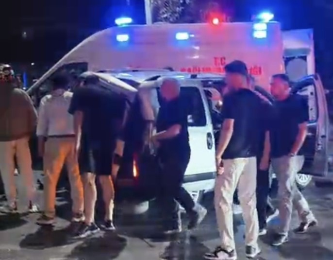 Sultangazi’de 3 aracın karıştığı zincirleme trafik kazasında 5 kişi yaralandı