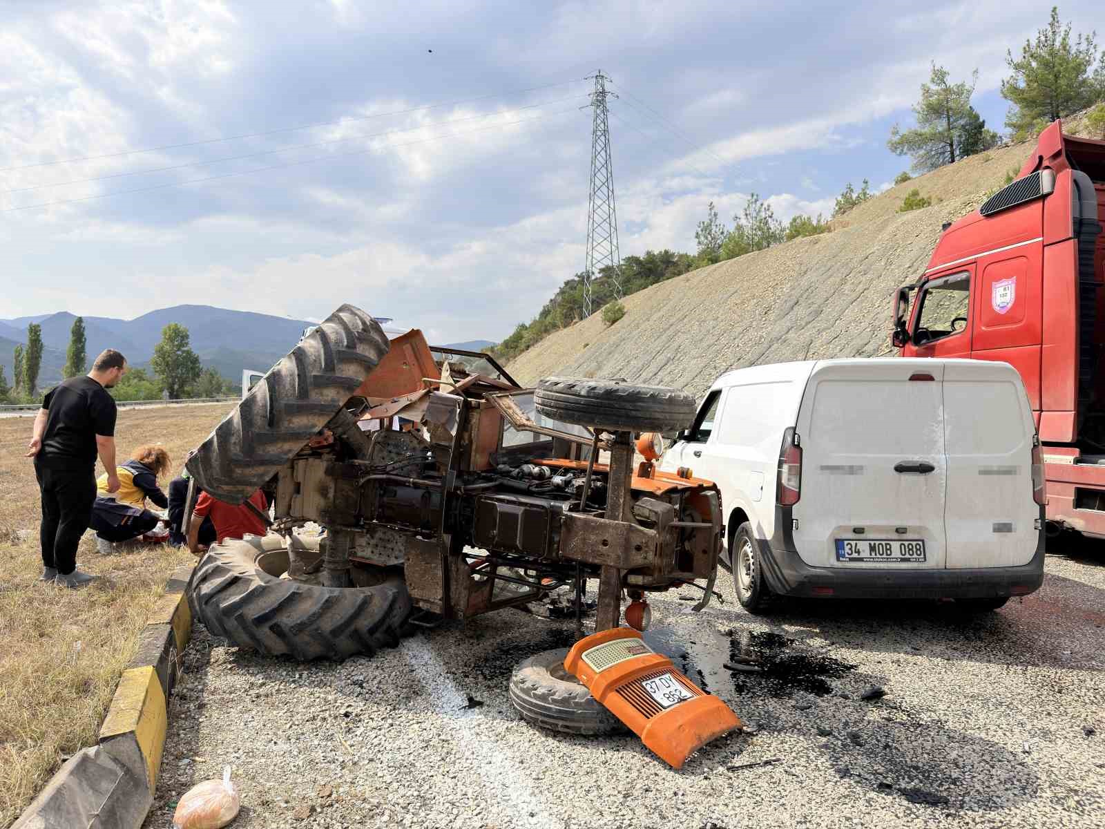 Kastamonu’da hafif ticari araç ile traktör çarpıştı: 1 yaralı