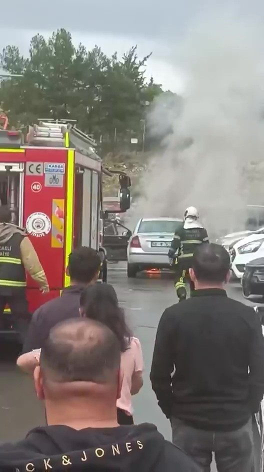 Hastane otoparkında otomobil yangını