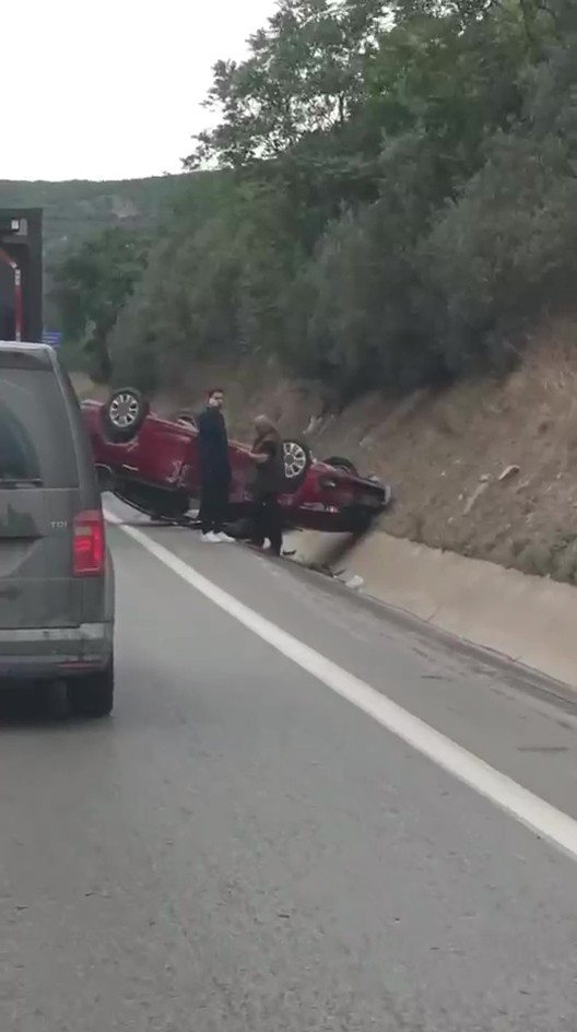 Kocaeli’de kontrolden çıkan otomobil takla attı