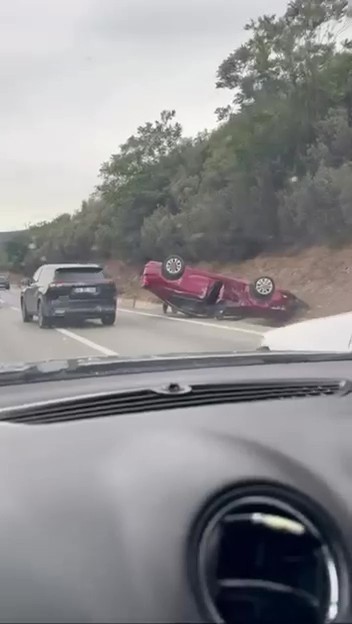 Kocaeli’de kontrolden çıkan otomobil takla attı
