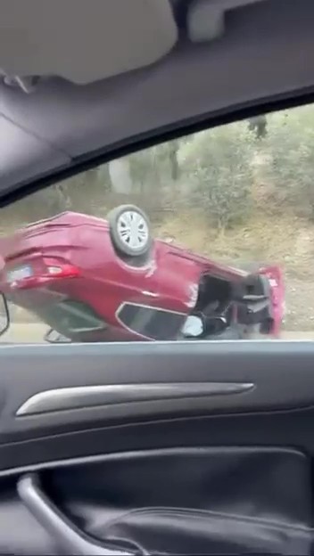 Kocaeli’de kontrolden çıkan otomobil takla attı