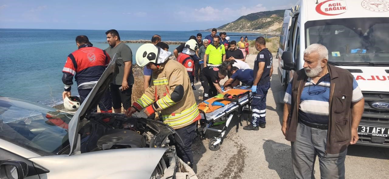 Arsuz’da uçurumdan yuvarlanan otomobilin sürücüsü yaralandı