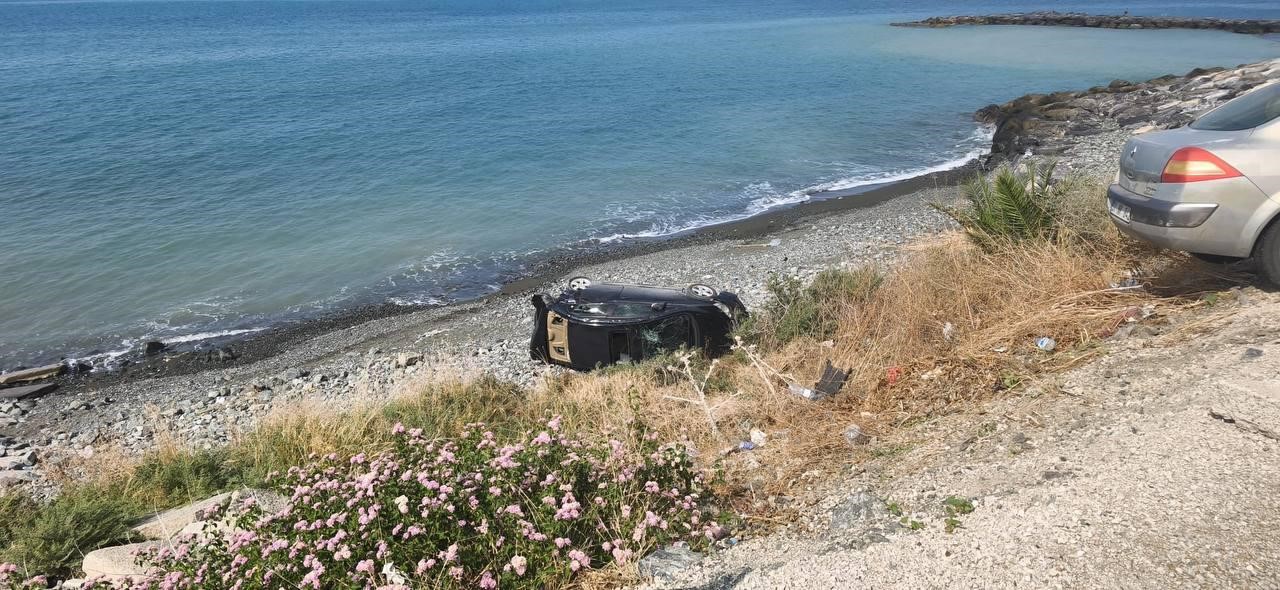 Arsuz’da uçurumdan yuvarlanan otomobilin sürücüsü yaralandı