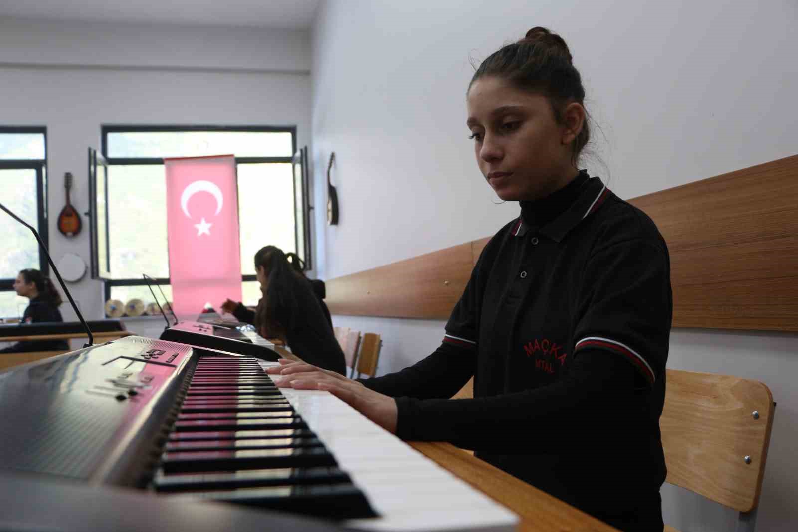 Turgut Aydın’ın memleketine vefası okullarla taçlandı