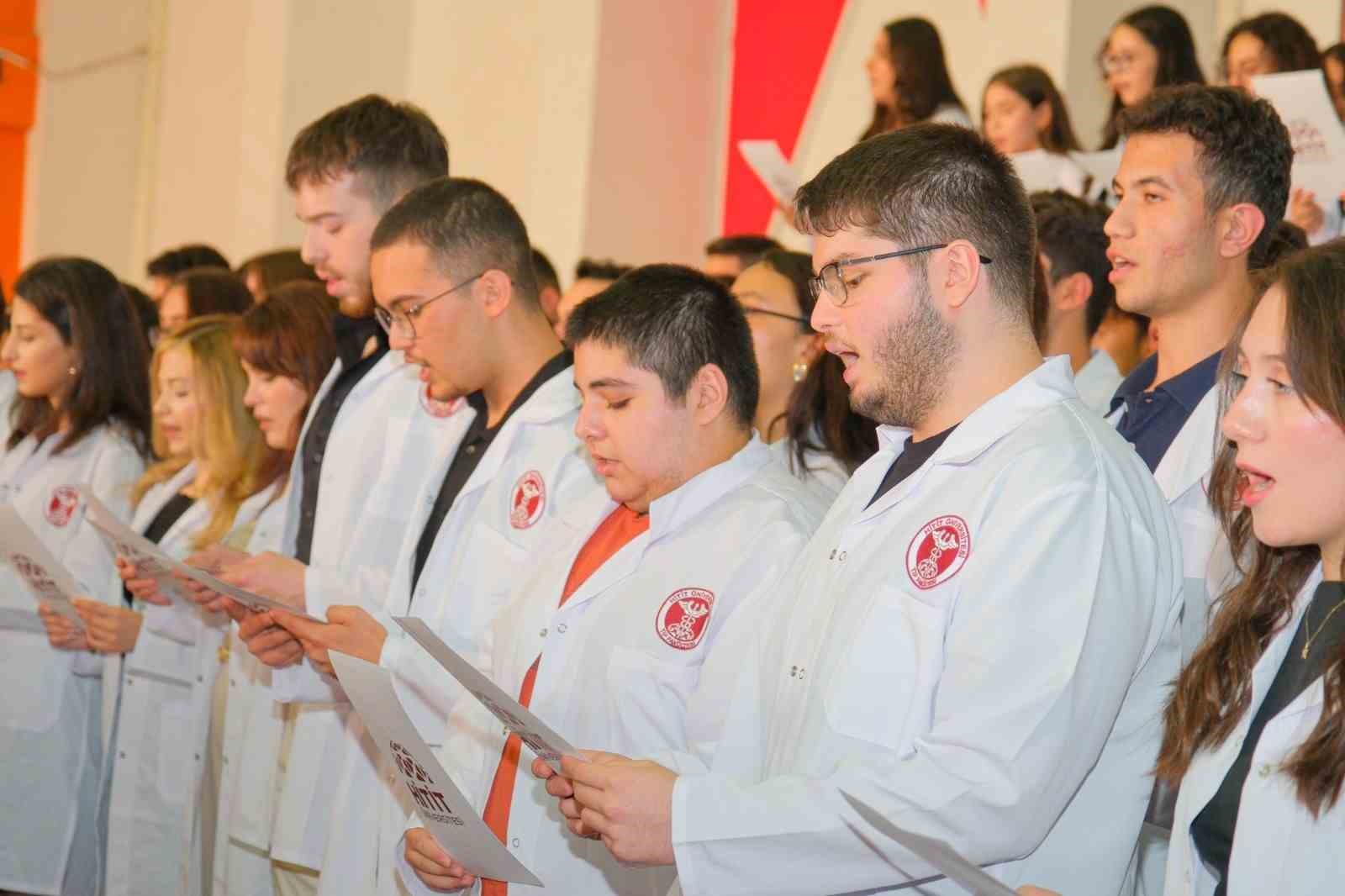 Hitit Üniversitesinde beyaz önlüklerini giyen öğrenciler hekimlik andını okudu