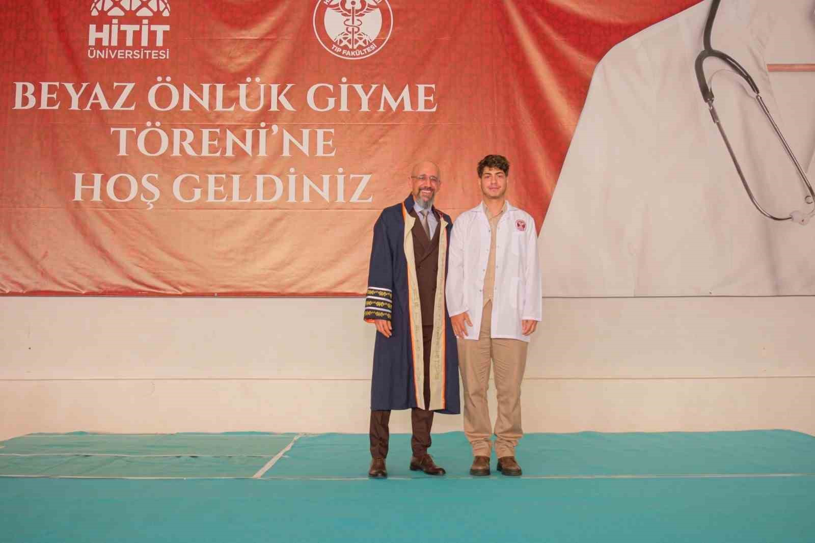 Hitit Üniversitesinde beyaz önlüklerini giyen öğrenciler hekimlik andını okudu