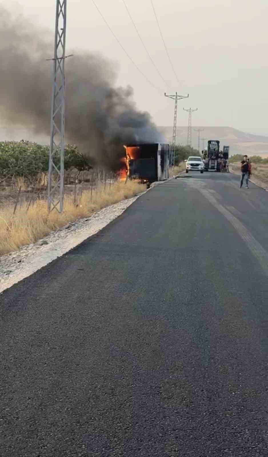 Siirt’te jeneratör taşıyan tır yan yattı, jeneratör alev aldı
