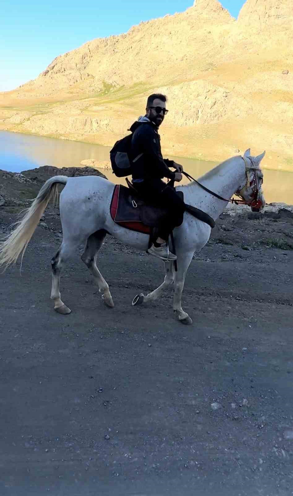 Yüksekova’nın zirvelerinde sıra dışı keşif: Cilo ve Sat dağlarını at sırtında gezdiler