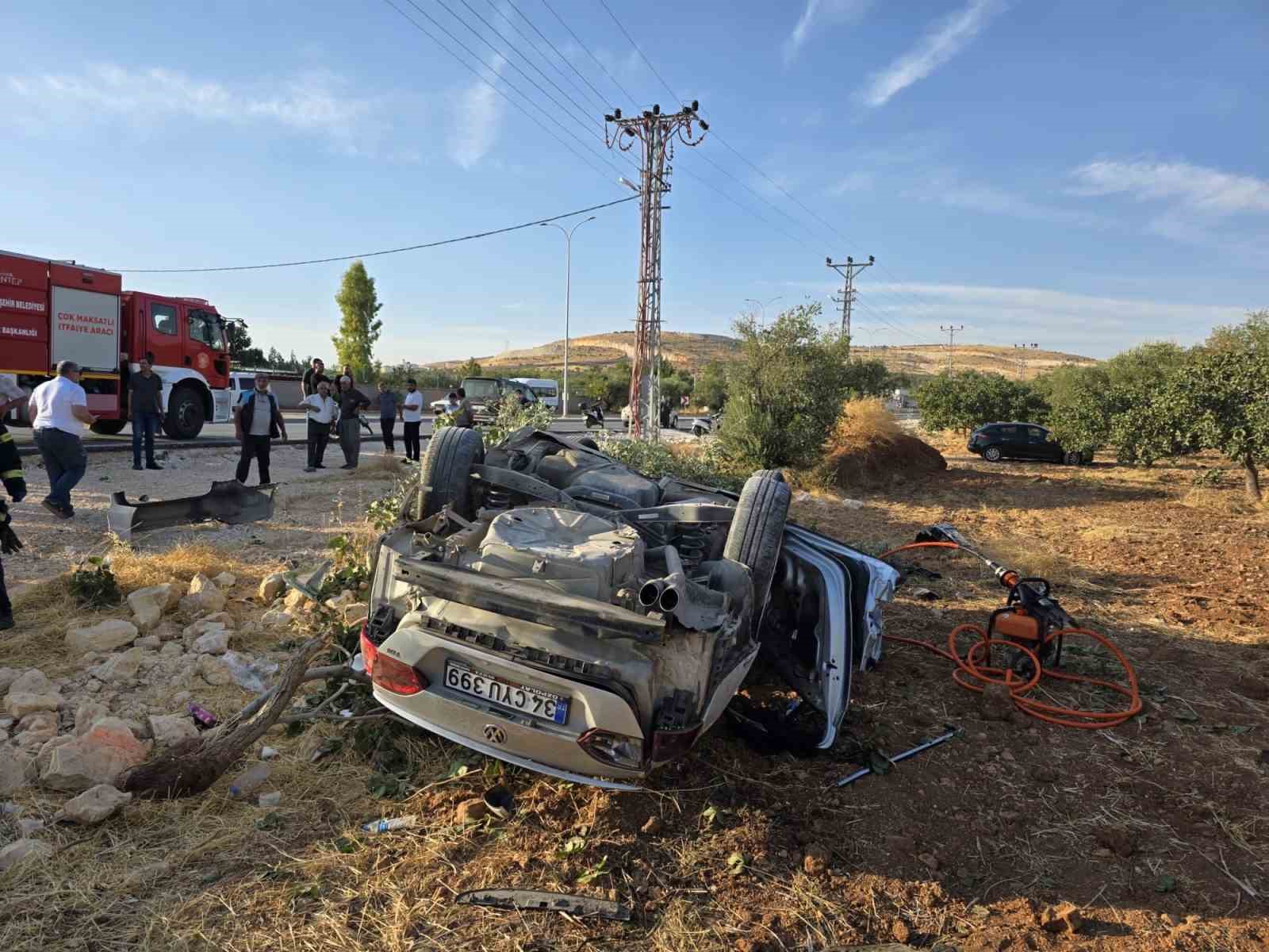 Gaziantep’te motosikletle çarpışan otomobil fıstık tarlasına uçtu: 1 ölü, 6 yaralı