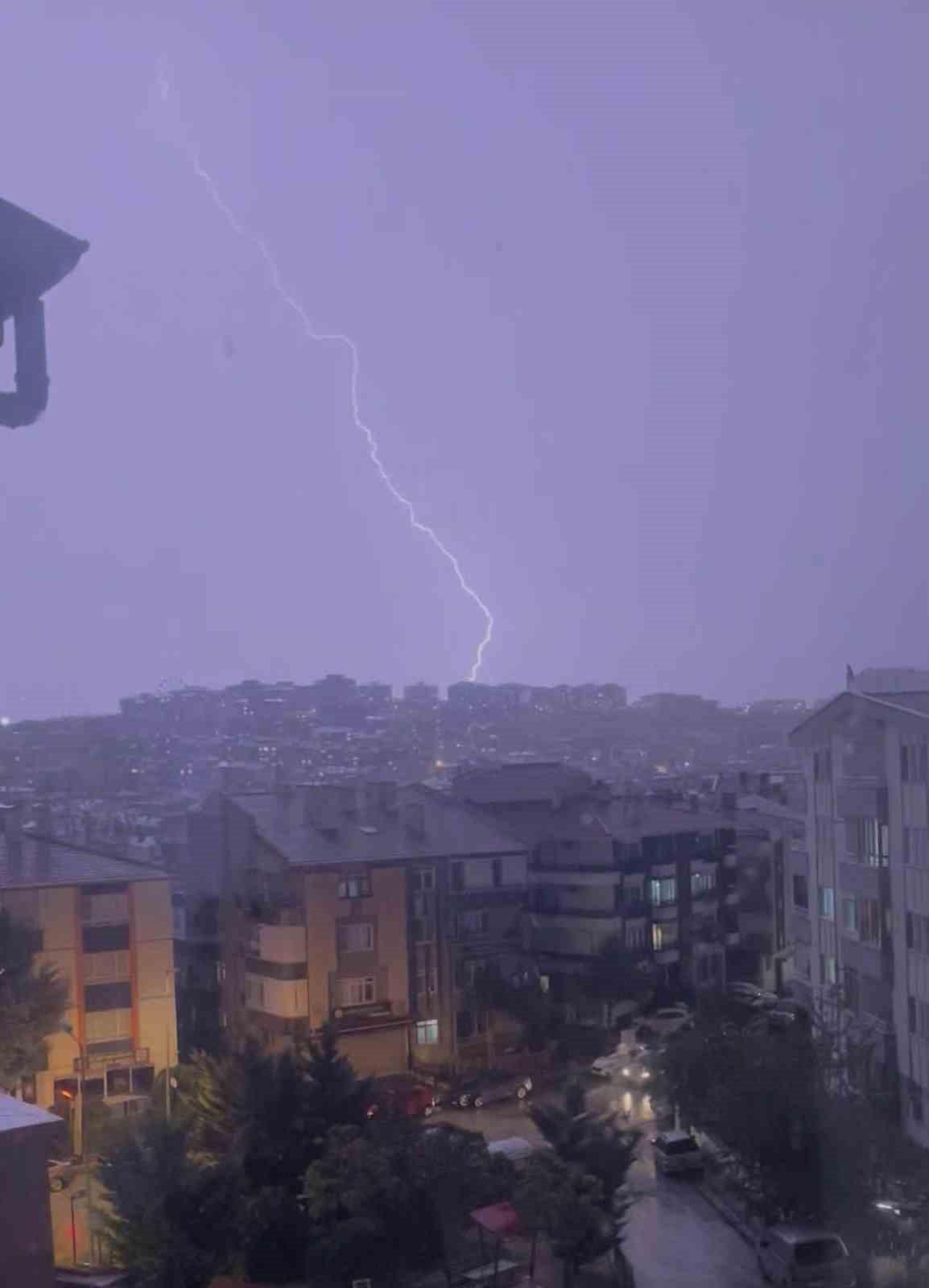 Ankara’da sağanak etkili oldu, sokaklar göle döndü