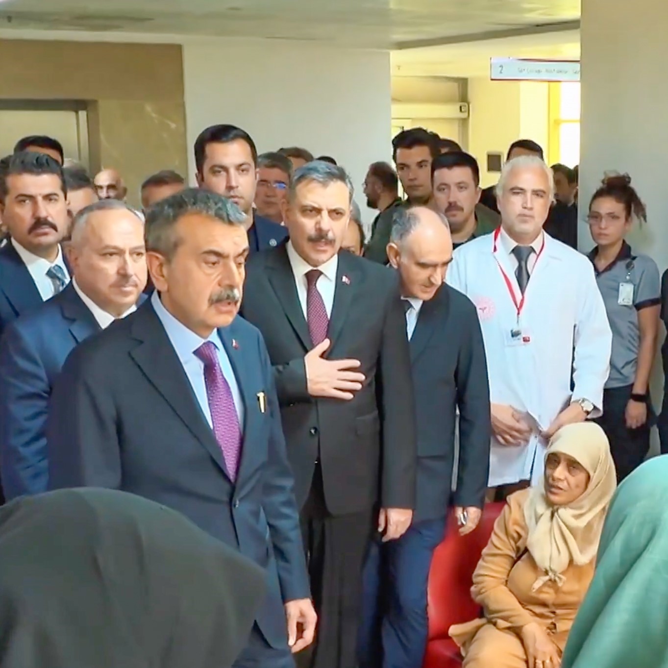 Bakan Tekin ve Bakan Çiftçi yaralı öğrencileri ziyaret etti