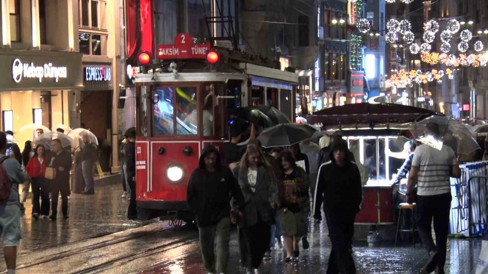 İstanbul’da etkili olan sağanakta vatandaşlar tramvaya sığındı